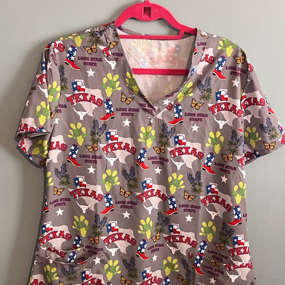 SELLING FLORAL SCRUB FOR WOMEN SIZE L BNWT SHORT SLEEVE